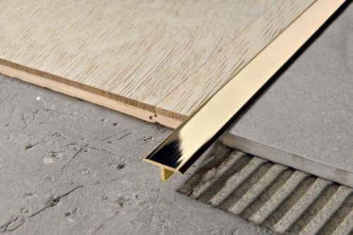 Деревянный, металлический, пластиковый напольный плинтус.