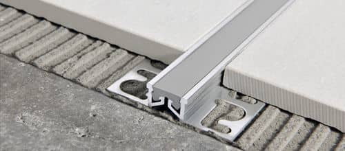 Деревянный, металлический, пластиковый напольный плинтус.