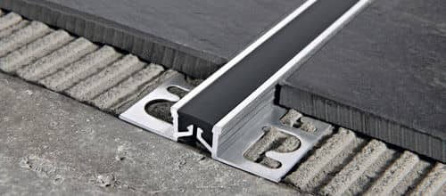 Деревянный, металлический, пластиковый напольный плинтус.