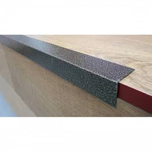 Деревянный, металлический, пластиковый напольный плинтус.