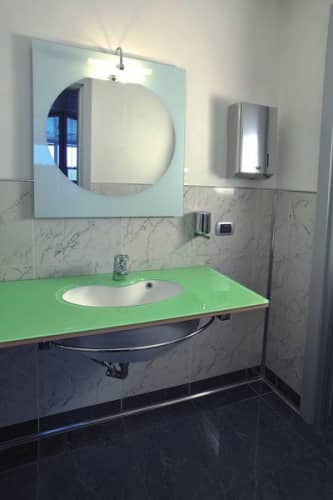 Деревянный, металлический, пластиковый напольный плинтус.