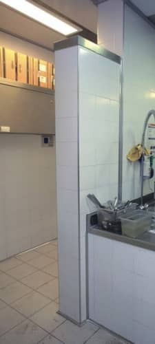 Деревянный, металлический, пластиковый напольный плинтус.