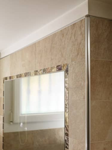 Деревянный, металлический, пластиковый напольный плинтус.