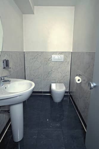 Деревянный, металлический, пластиковый напольный плинтус.