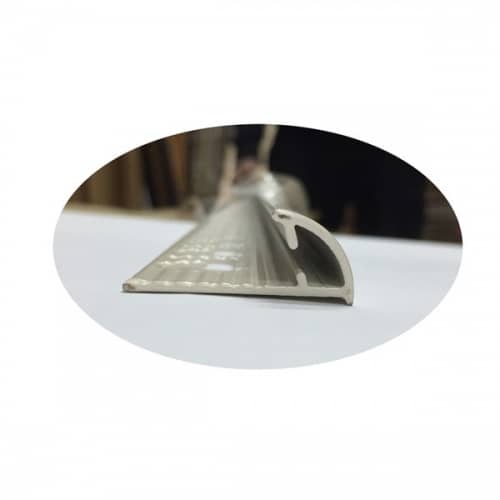 Деревянный, металлический, пластиковый напольный плинтус.