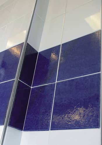 Деревянный, металлический, пластиковый напольный плинтус.