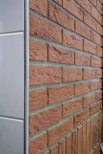 Деревянный, металлический, пластиковый напольный плинтус.