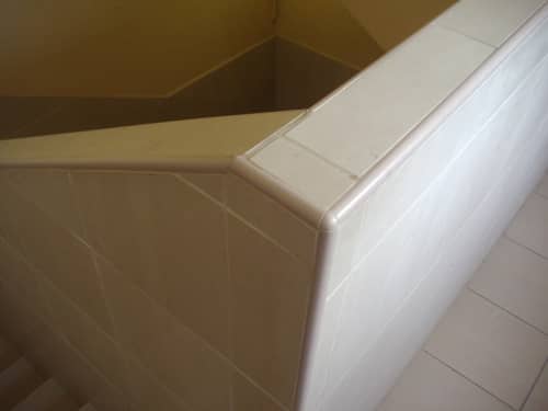 Деревянный, металлический, пластиковый напольный плинтус.