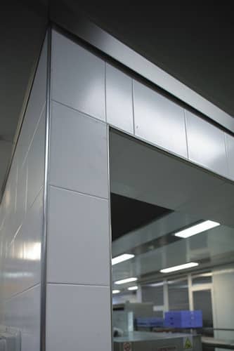 Деревянный, металлический, пластиковый напольный плинтус.