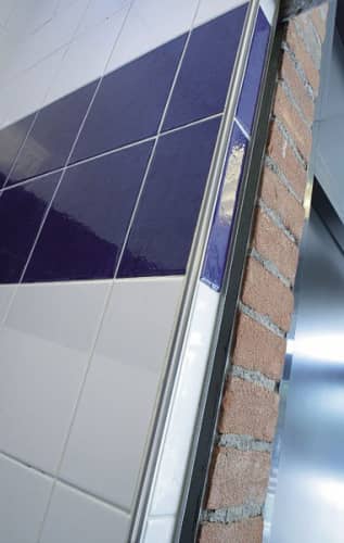 Деревянный, металлический, пластиковый напольный плинтус.