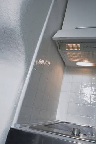 Деревянный, металлический, пластиковый напольный плинтус.