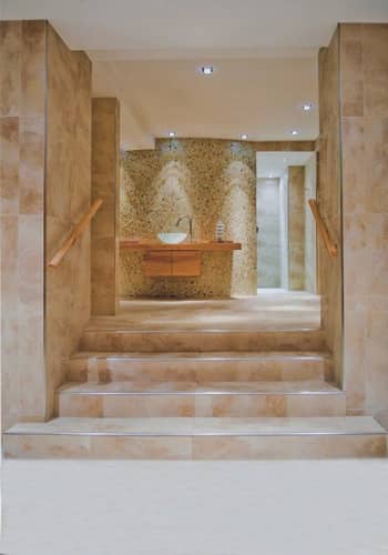 Деревянный, металлический, пластиковый напольный плинтус.