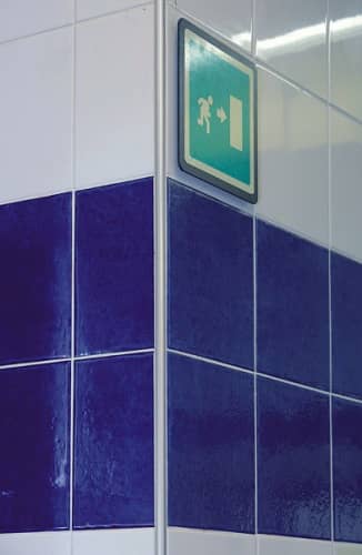 Деревянный, металлический, пластиковый напольный плинтус.