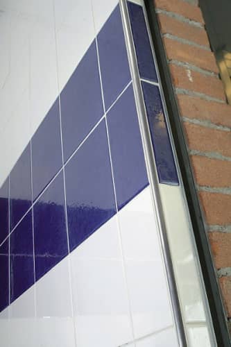 Деревянный, металлический, пластиковый напольный плинтус.