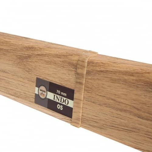 Деревянный, металлический, пластиковый напольный плинтус.