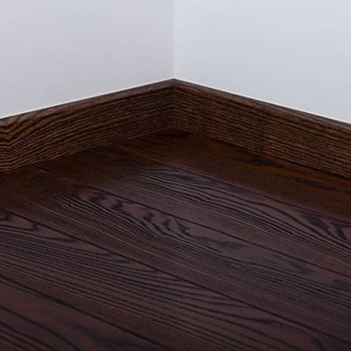 Деревянный, металлический, пластиковый напольный плинтус.