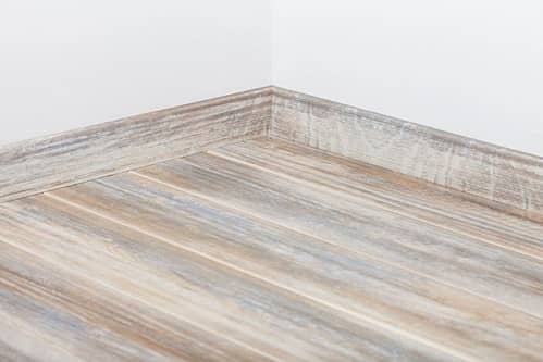 Деревянный, металлический, пластиковый напольный плинтус.