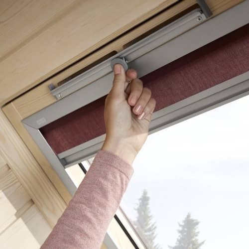 Купить Окно Velux Optima Стандарт GZR 3050B (CR04) мансардное, ручка снизу 550х980 мм по низкой цене