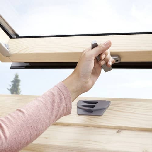 Купить Окно Velux Optima Стандарт GZR 3061B (FR06) мансардное, ручка снизу 660х1180 мм по низкой цене