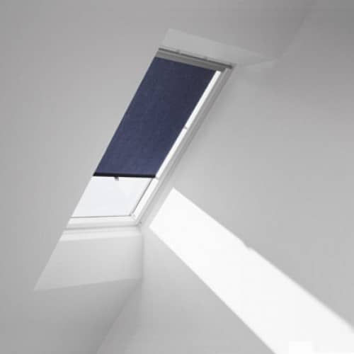 Купить Рулонная штора Velux RHL 9050 темно-синяя (С02) на крючках 55х78 см по низкой цене