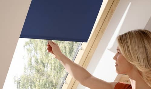 Купить Рулонная штора Velux RHL 9050 темно-синяя (M04) на крючках 78х98 см по низкой цене