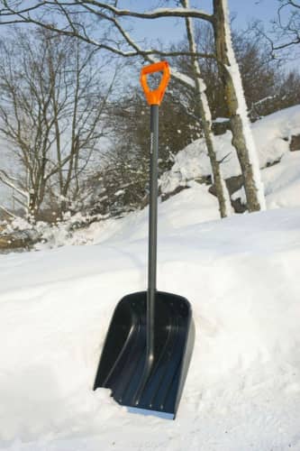 Купить Лопата Fiskars 142610 снеговая с черенком по низкой цене