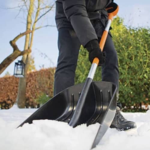 Купить Лопата Fiskars 141001 снеговая облегченная с черенком по низкой цене