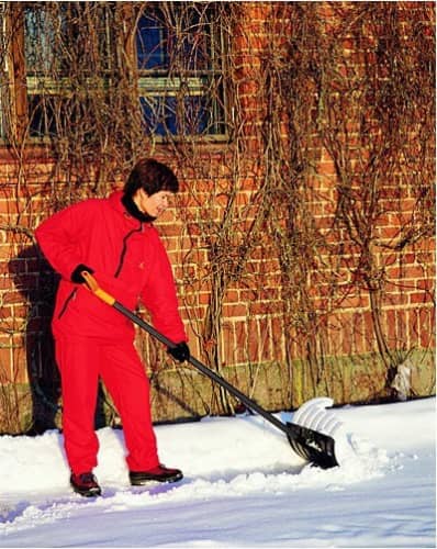 Купить Скрепер Fiskars 143000 для уборки снега с черенком по низкой цене