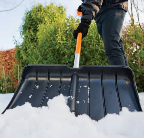 Купить Скрепер Fiskars SnowXpert 143001 для уборки снега с черенком по низкой цене
