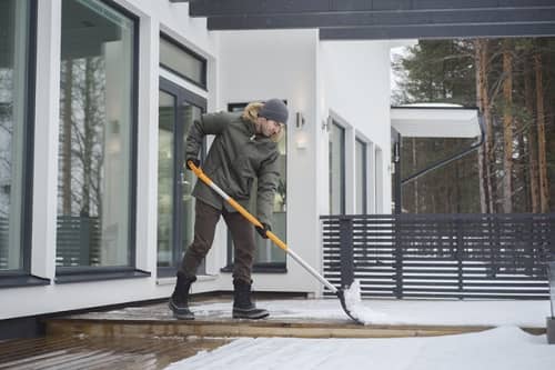 Купить Скрепер Fiskars SnowXpert 143001 для уборки снега с черенком по низкой цене