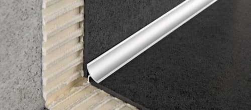 Деревянный, металлический, пластиковый напольный плинтус.