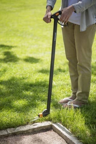 Купить Ножницы Fiskars Servo-System GS46 113690 для травы удлиненные по низкой цене