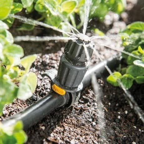 Купить Комплект Hozelock 7023 автополива с универсальными разбрызгивателями по низкой цене