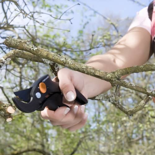 Купить Секатор Fiskars PowerLever P53 111330 с рычажным приводом по низкой цене