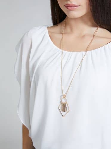 Купить Блузка Piazza Italia с кулоном на цепочке, белая по низкой цене