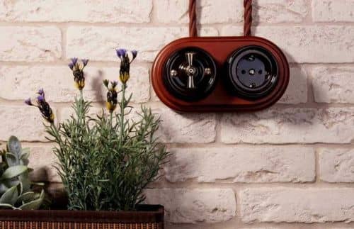 Купить Розетка Werkel Retro WL18-03-01 одноместная с заземлением коричневая по низкой цене