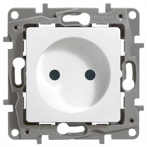 Купить Розетка Legrand Etika 672234 одноместная с защитными шторками белый по низкой цене