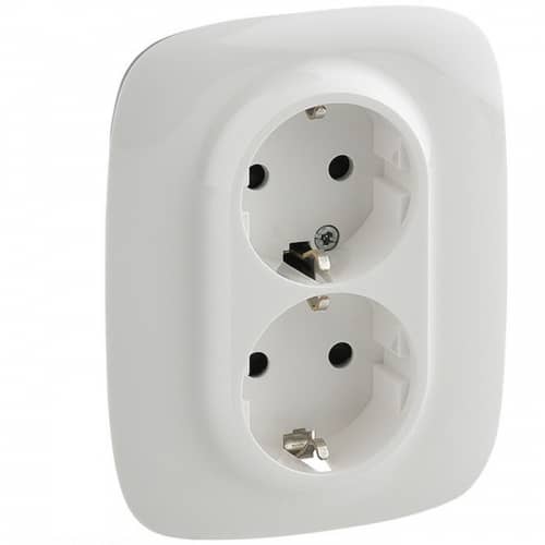 Купить Розетка Legrand Valena Allure 753726 двухместная с заземлением и защитными шторками белая по низкой цене