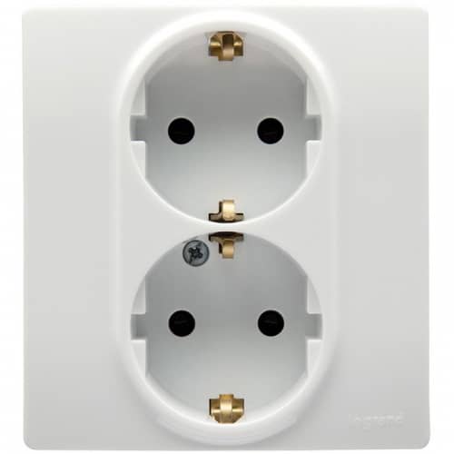 Купить Розетка Legrand Etika 672233 двухместная с заземлением и защитными шторками белая по низкой цене