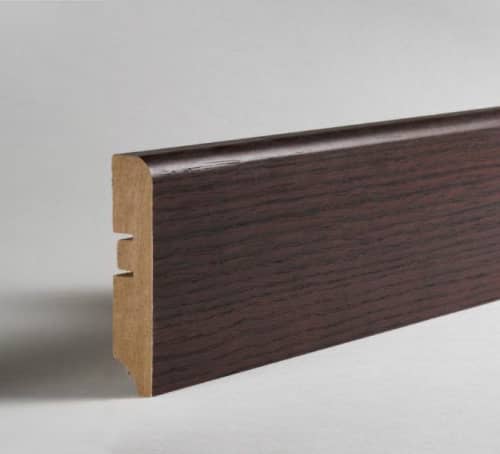 Деревянный, металлический, пластиковый напольный плинтус.