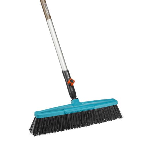 Купить Комплект Gardena Щетка для дорожек + Рукоятка деревянная 1,3 м по низкой цене