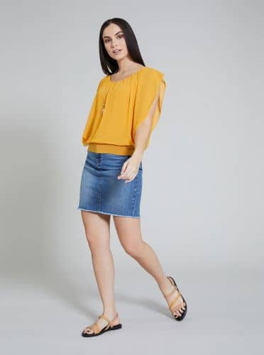 Купить Блузка Piazza Italia с кулоном на цепочке, желтая по низкой цене