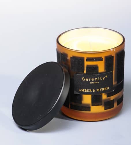 Купить Свеча Serenity Янтарь и мирра ароматическая в стекле по низкой цене