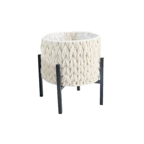 Купить Кашпо плетеное белое на металлических ножках d33 см по низкой цене