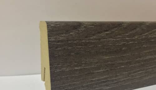 Деревянный, металлический, пластиковый напольный плинтус.