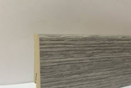 Деревянный, металлический, пластиковый напольный плинтус.