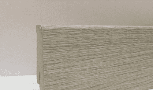 Деревянный, металлический, пластиковый напольный плинтус.