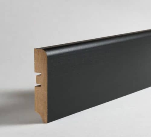 Деревянный, металлический, пластиковый напольный плинтус.