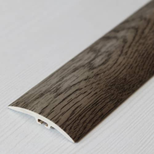 Деревянный, металлический, пластиковый напольный плинтус.