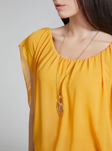 Купить Блузка Piazza Italia с кулоном на цепочке, желтая по низкой цене